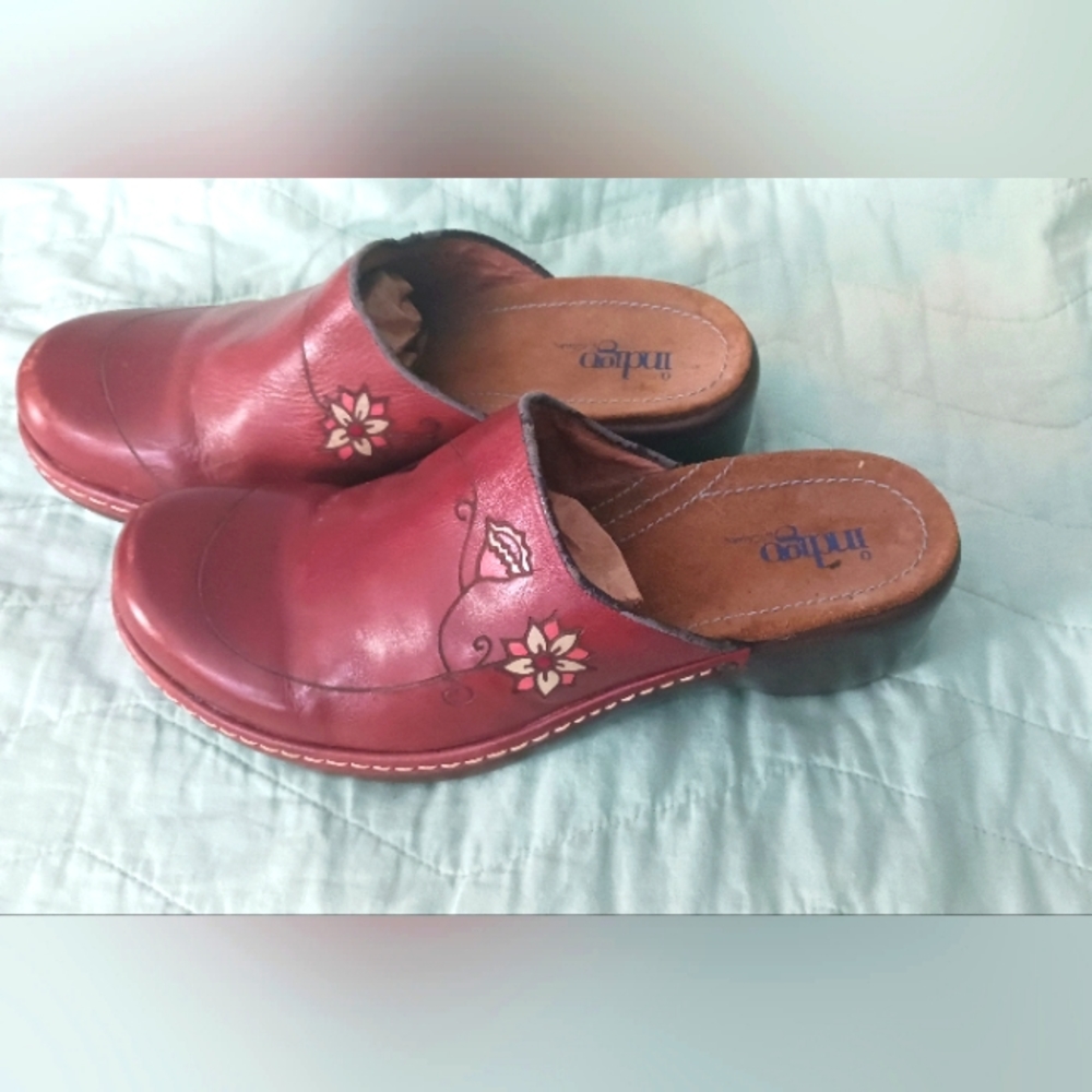 Indigo by Clarks Clogs  Size:8